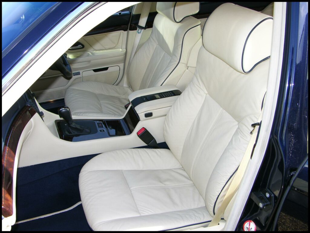 Fondsitze eines BMW 750iL der Baureihe E38 mit hellem Leder