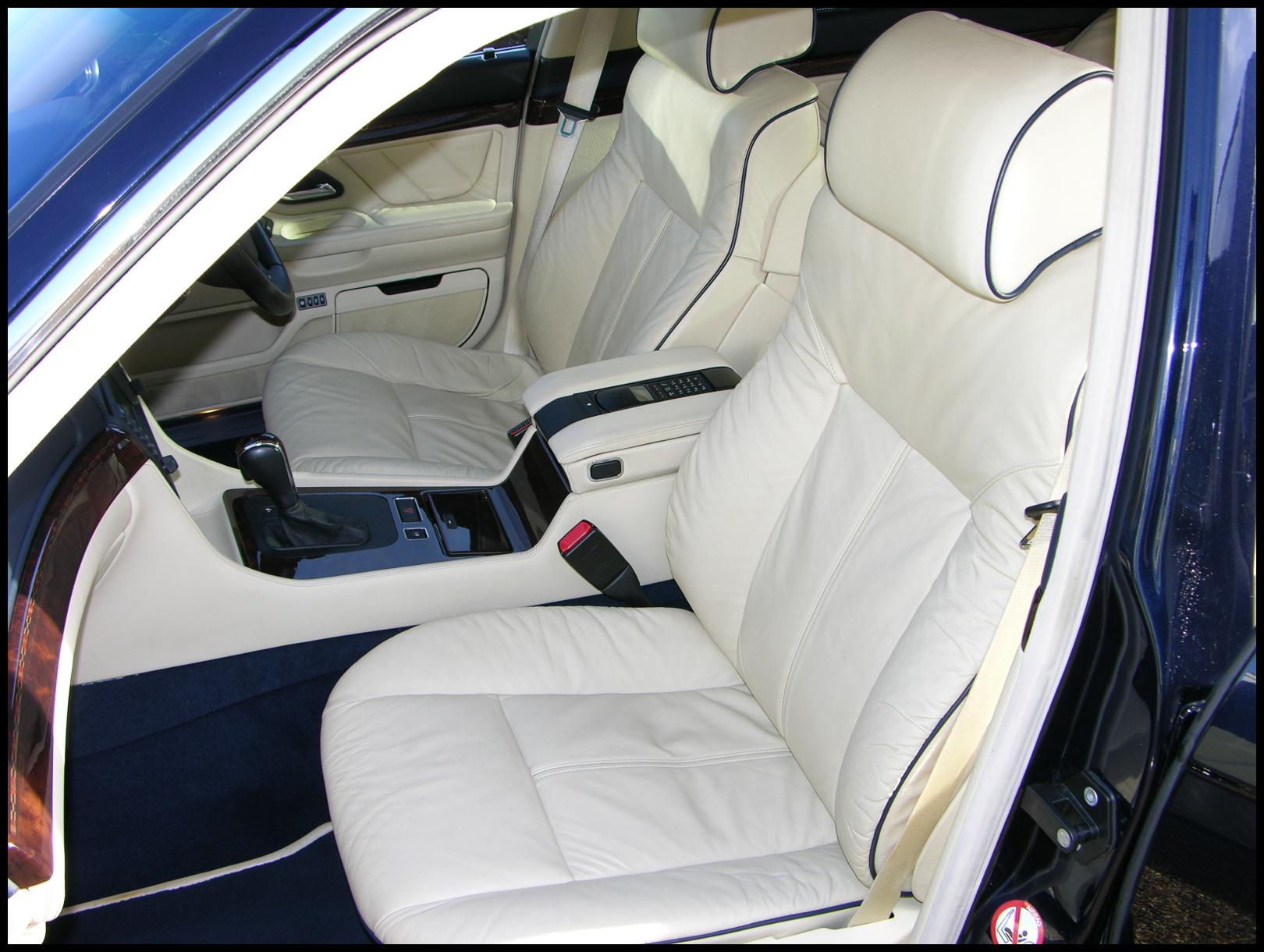 Fondsitze eines BMW 750iL der Baureihe E38 mit hellem Leder