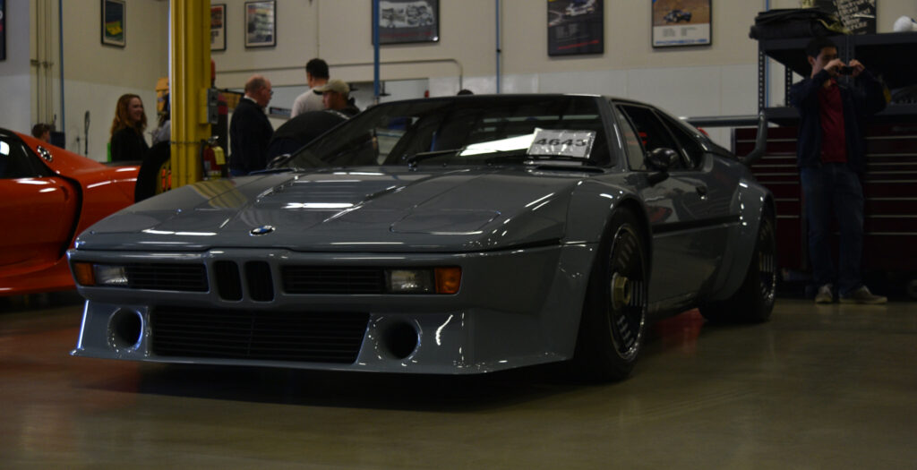 BMW M1 als Rennwagen mit Frontspoiler und Startnummernfeld