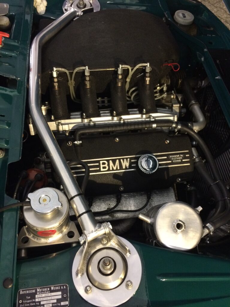 Vierzylinder-Rennmotor M10 mit Flachschiebereinspritzung