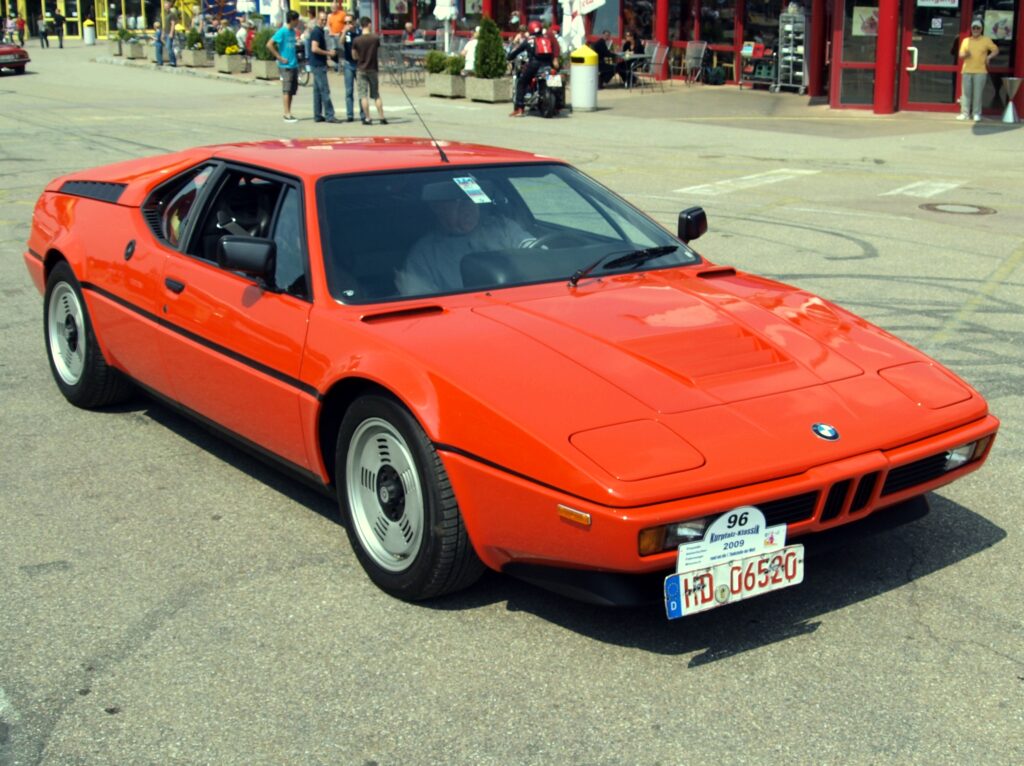BMW M1 in Rot, Frontansicht schräg von links