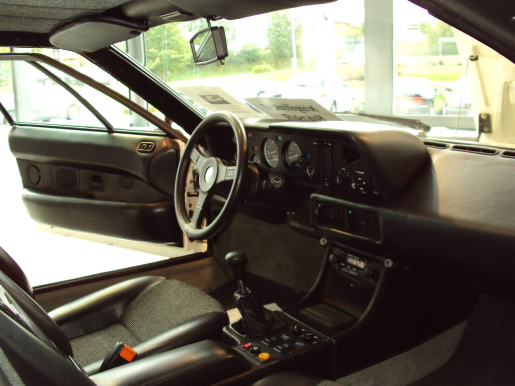 Cockpit eines BMW M1 mit Lenkrad und Instrumenten
