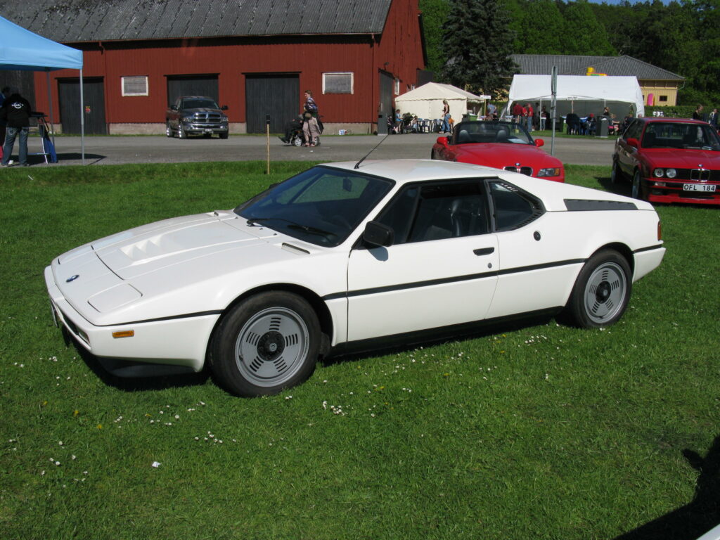 BMW M1 in Weiß, Seitenansicht von links