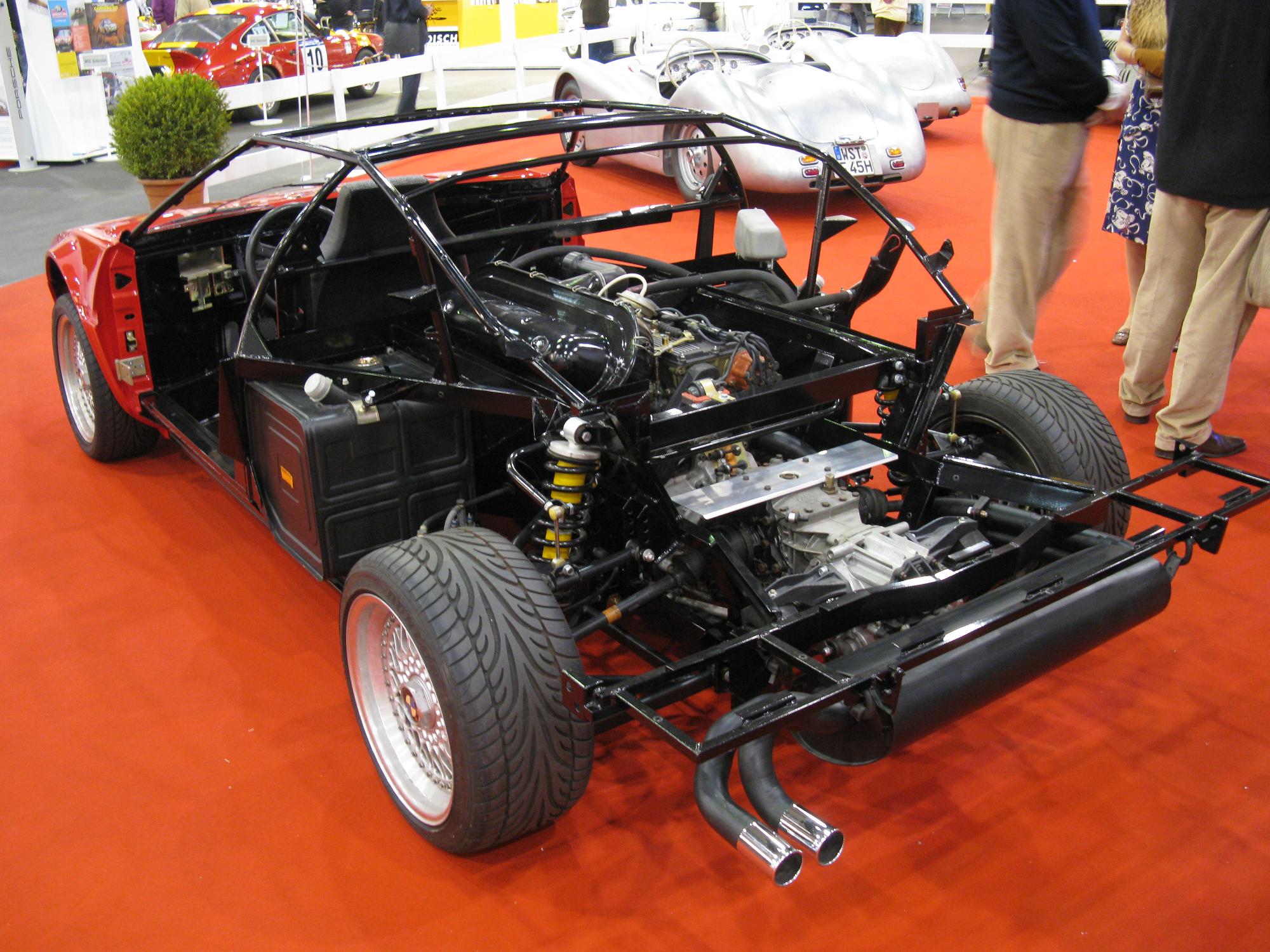 BMW M1 ohne Karosserie, Blick auf Gitterrohrrahmen und Mittelmotor