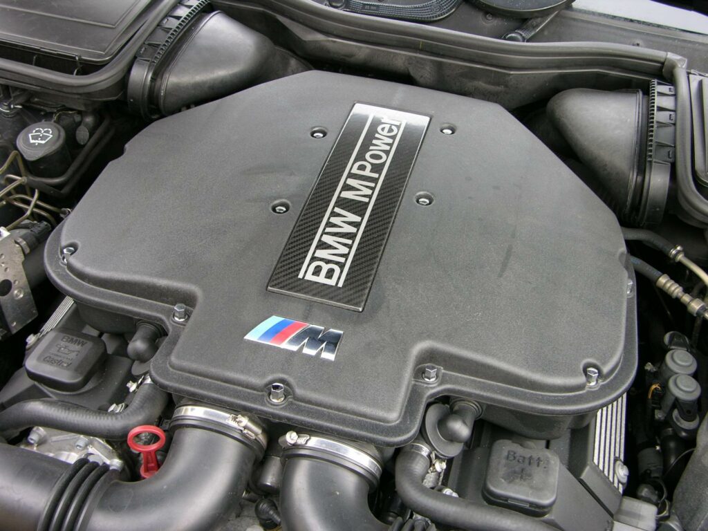 Motorabdeckung des BMW M5 E39 mit M-Power-Schriftzug