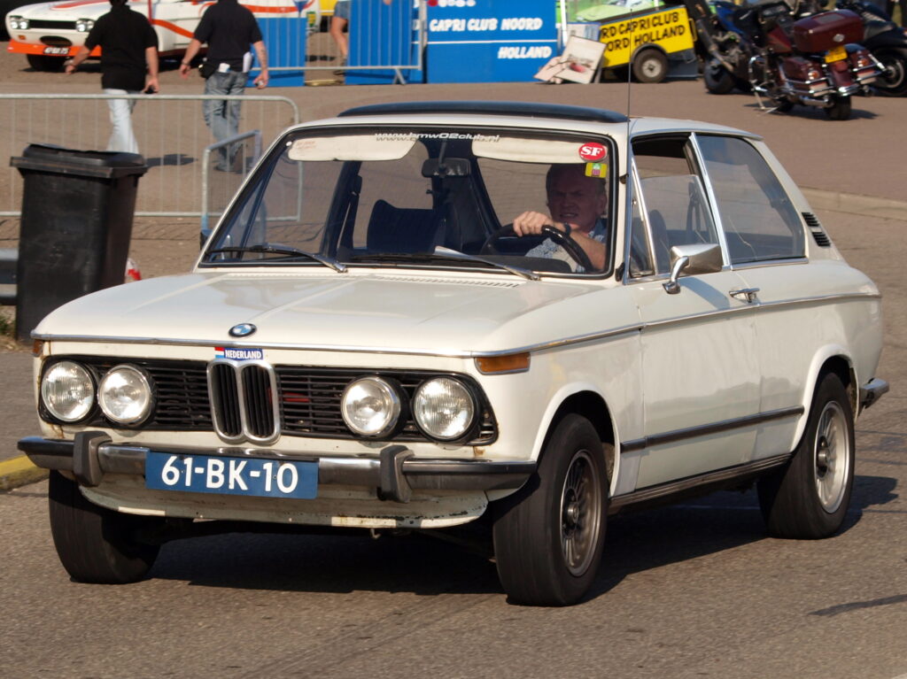 BMW 1802 touring in Weiss, Frontansicht schraeg von links
