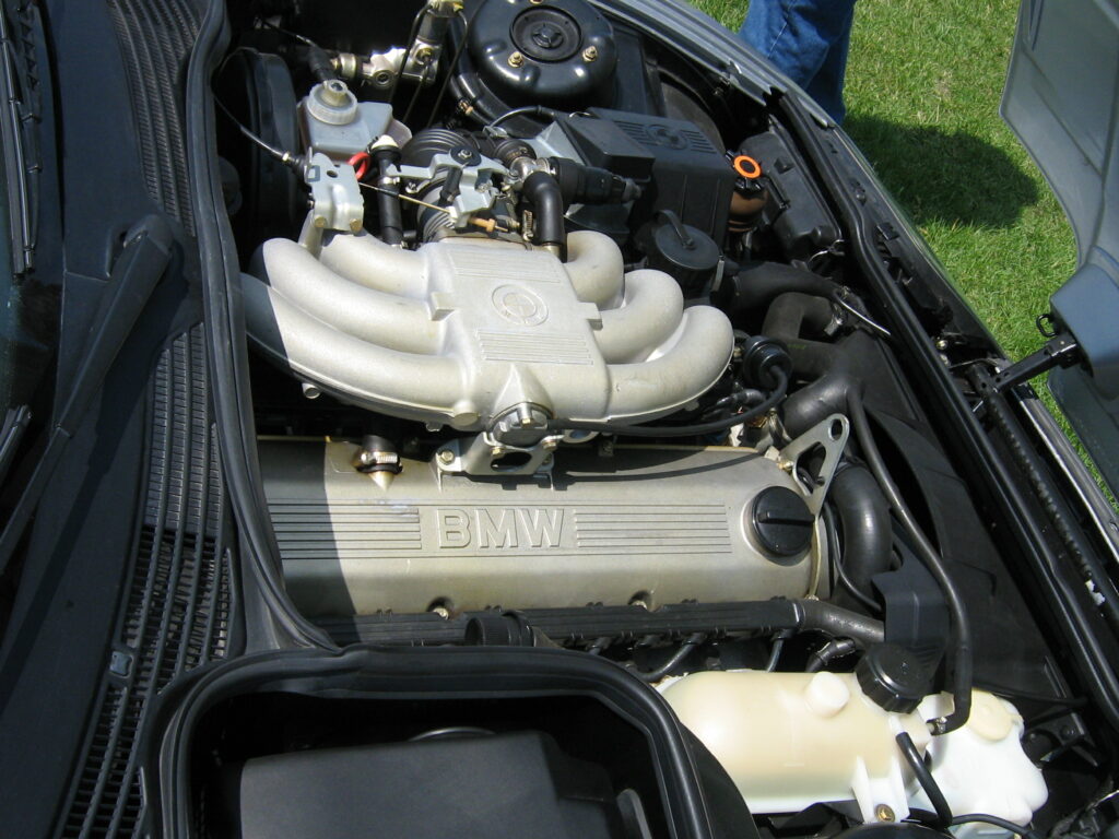Sechszylinder-Motor M20B25 im Motorraum eines BMW Z1