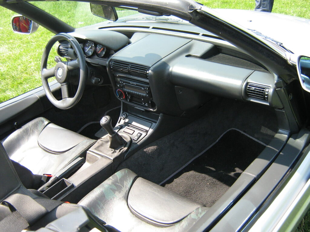 Innenraum eines BMW Z1 mit Lenkrad, Mitteltunnel und Sitzen