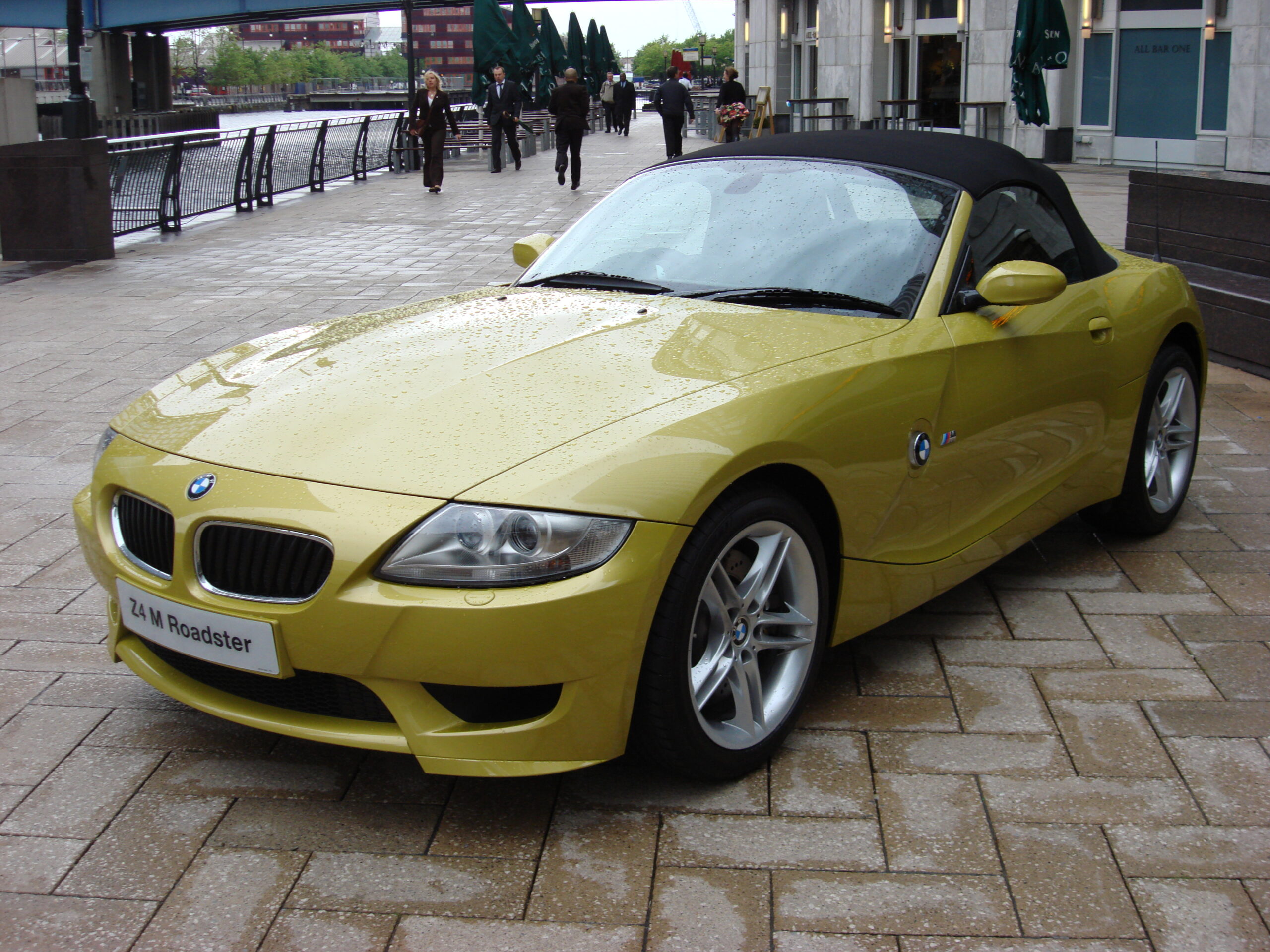 Gelber BMW Z4 M Roadster in Dreiviertelansicht von vorn links