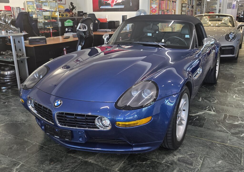Blauer BMW Z8 von vorn