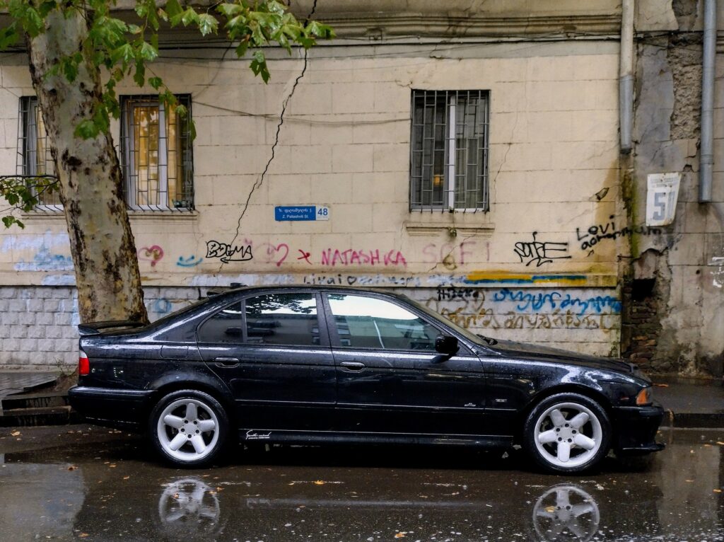 BMW 5er der Baureihe E39 mit AC-Schnitzer-Teilen