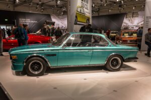 BMW 3.0 CSL in Türkis auf einem Messestand der Techno Classica
