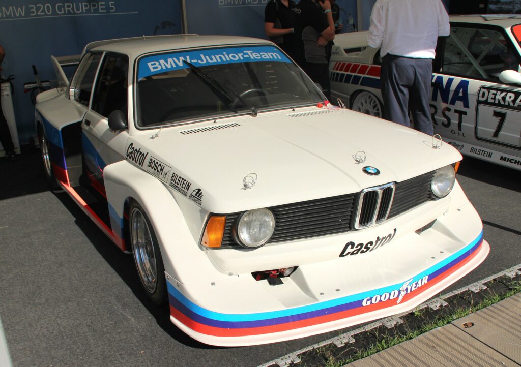 BMW 320 Gruppe 5 in Junior-Team-Lackierung, Frontansicht