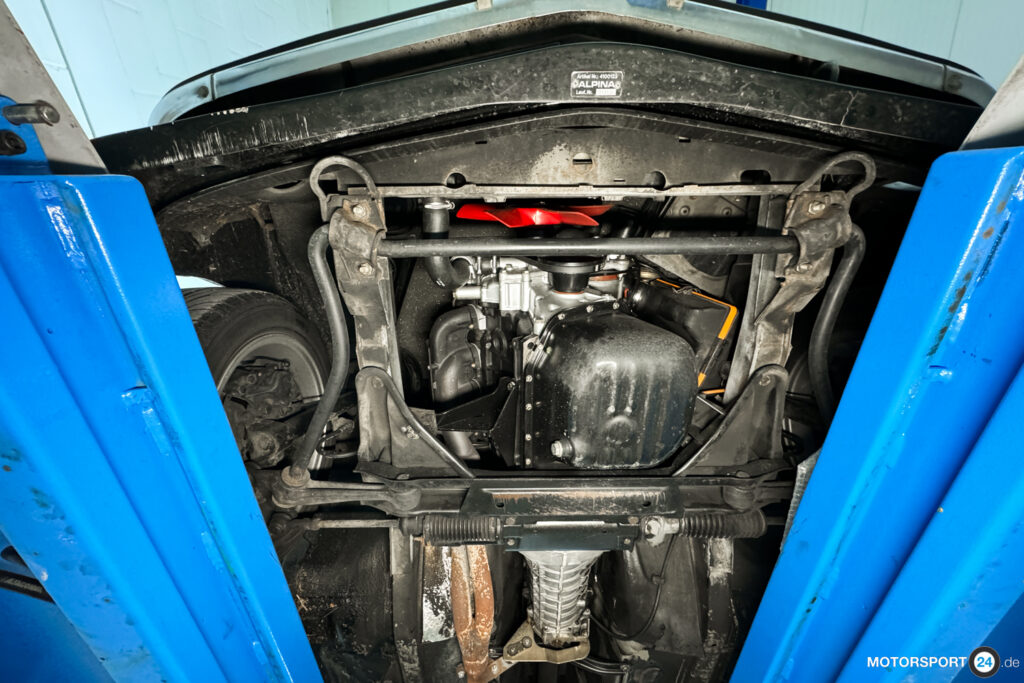 Front von unten: Motor und Ölwanne des BMW 320i E21 Alpina Style
