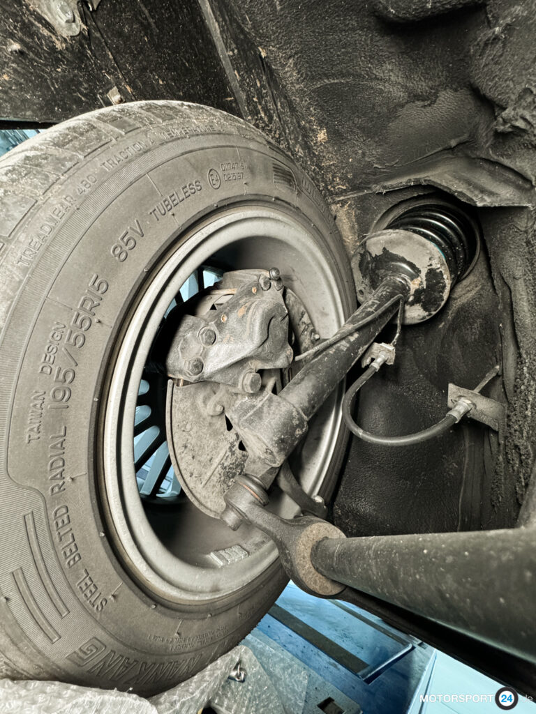 Innenbelüftete Bremsscheibe und Bremssattel vorn am 320i E21