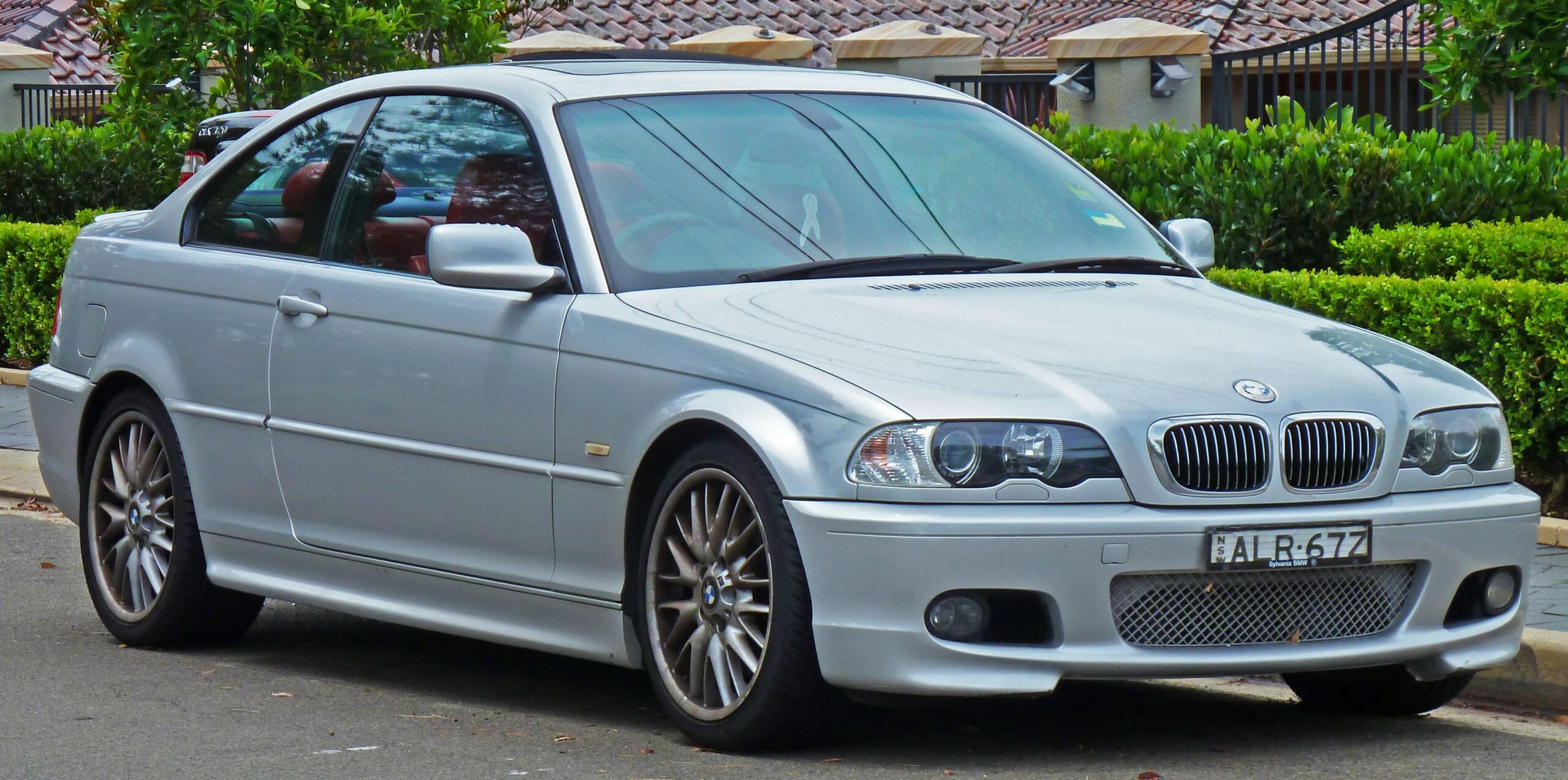 Silbernes BMW 330Ci Coupé (E46) in der Frontansicht