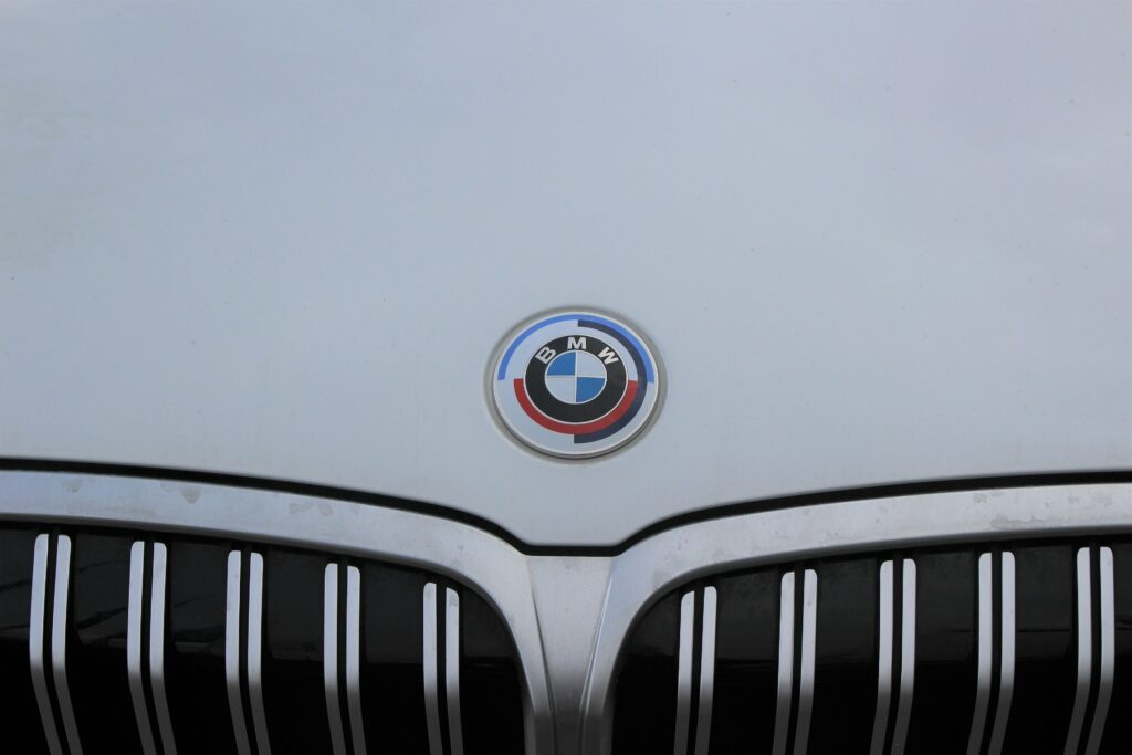 BMW 50 Jahre M Jubiläumsemblem auf einer Motorhaube