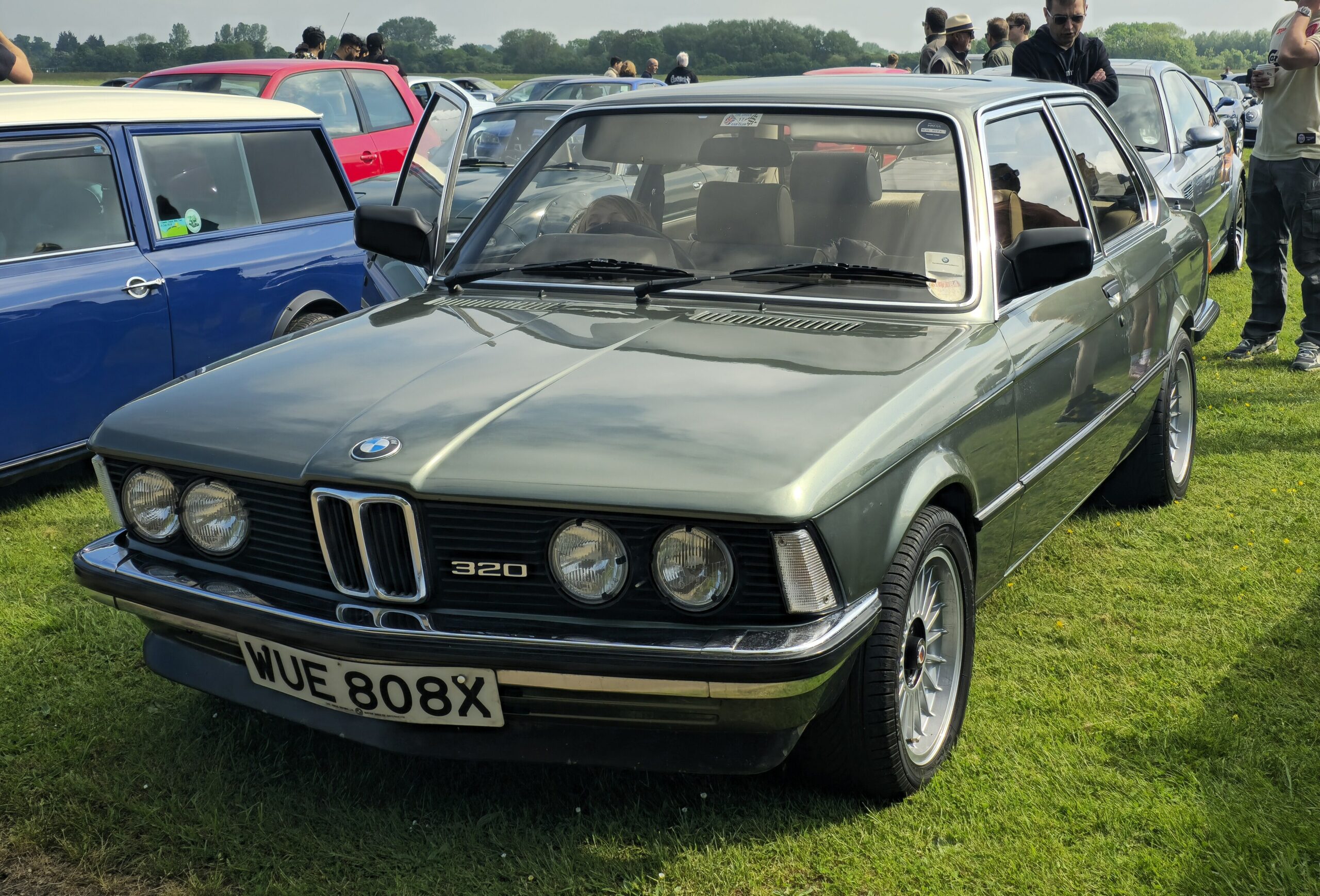Grüner BMW 320/6 der Baureihe E21 mit Doppelscheinwerfern und 320-Emblem, Frontansicht