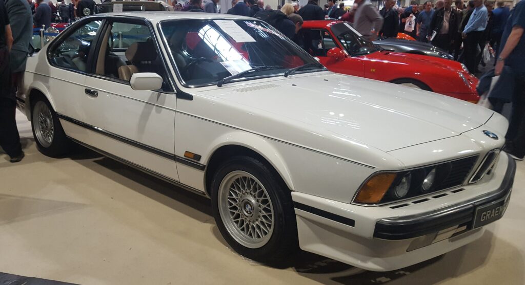 Weißes BMW 635CSi Coupé der Baureihe E24 von schräg vorn rechts