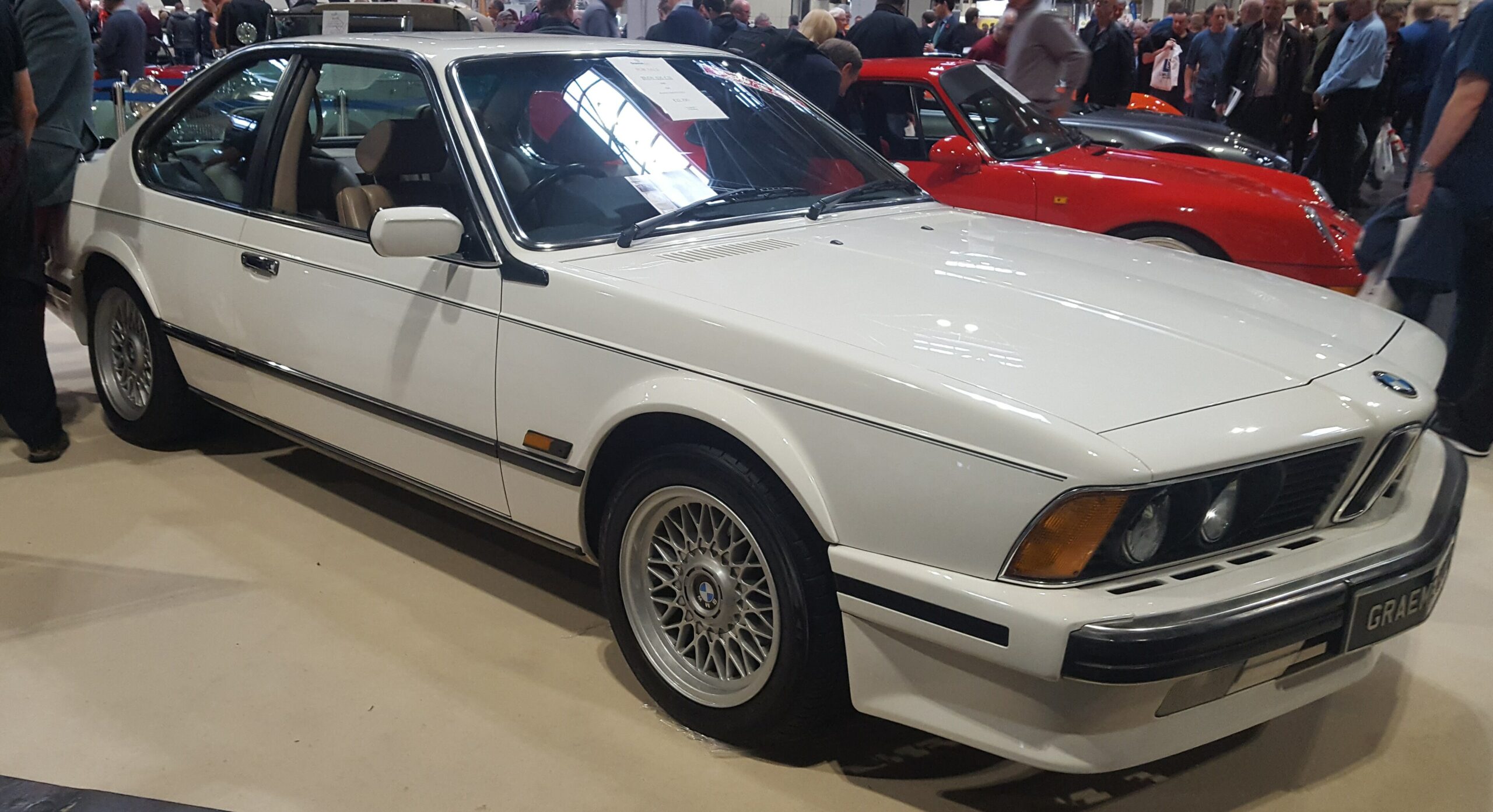 Weißes BMW 635CSi Coupé der Baureihe E24 von schräg vorn rechts