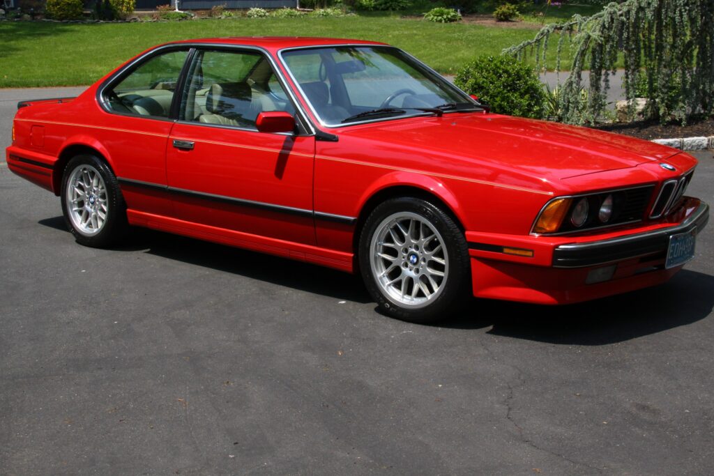 Roter BMW 635CSi der Baureihe E24 von schräg vorn rechts