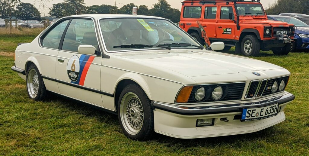 Cremefarbenes BMW M-Coupé der Baureihe E24 von schräg vorn rechts