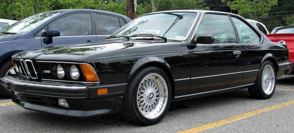 Schwarzer BMW M6 der Baureihe E24 von schräg vorn links