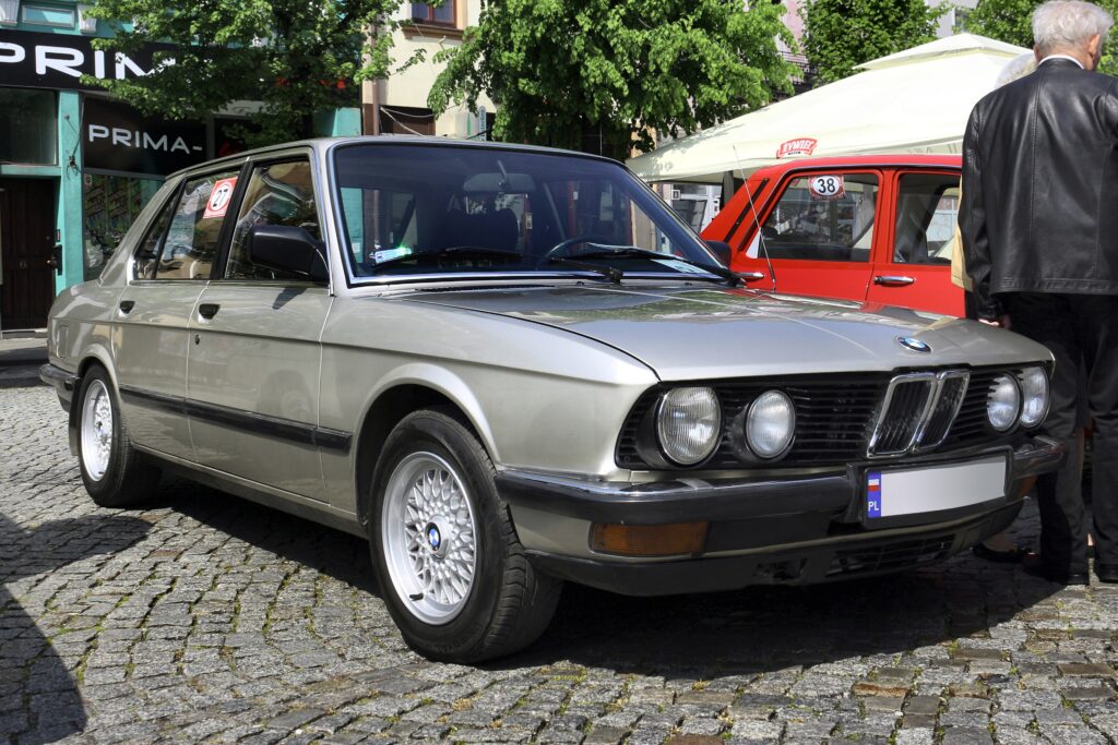 Silberner BMW 524td der Baureihe E28 von schräg vorn rechts