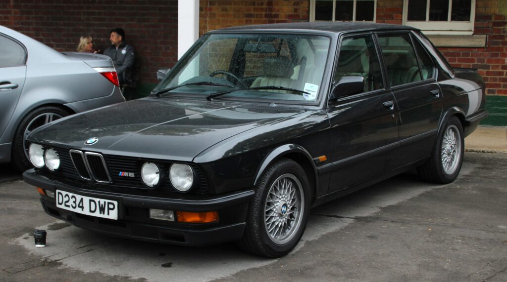 Schwarzer BMW M5 der Baureihe E28 von schräg vorn rechts