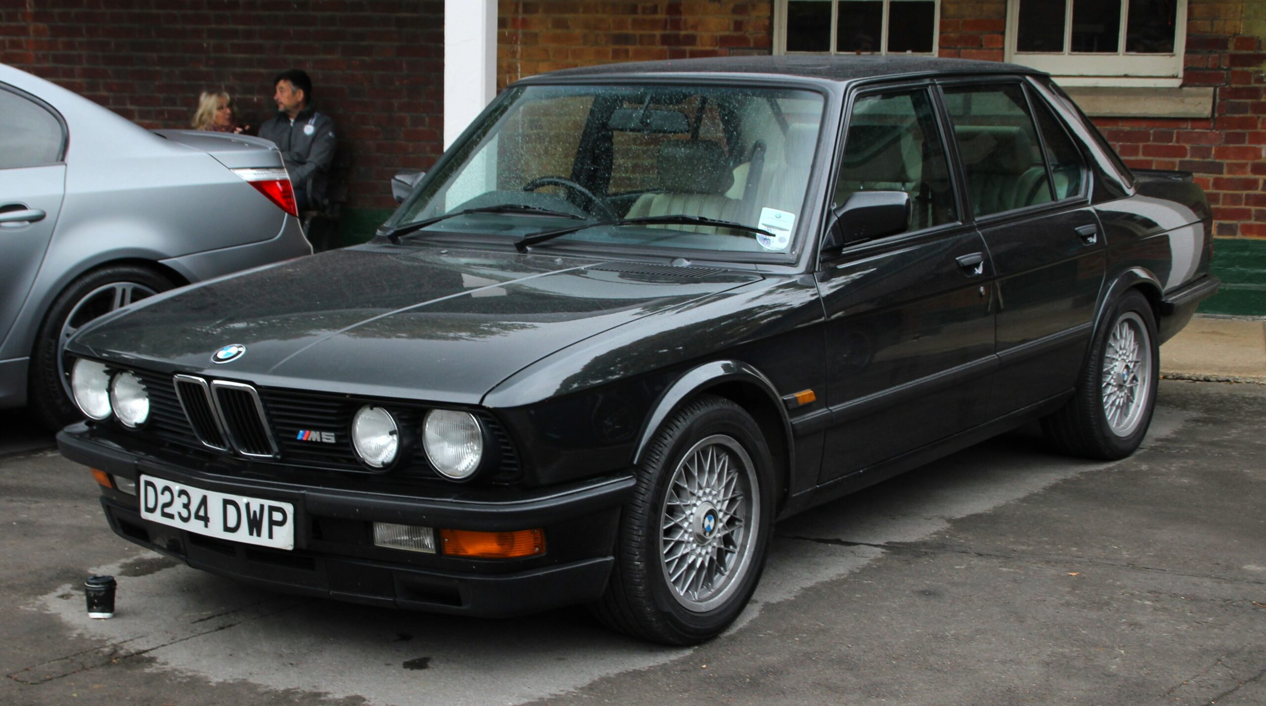 Schwarzer BMW M5 der Baureihe E28 von schräg vorn rechts