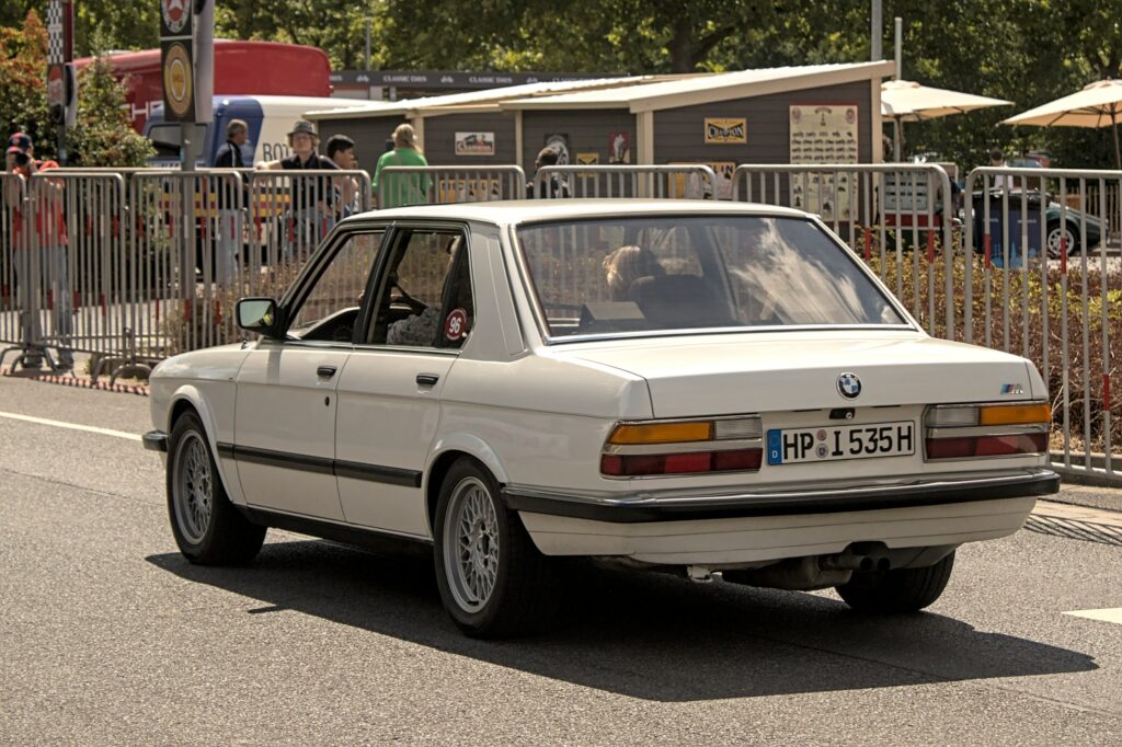 Weißer BMW M535i der Baureihe E28 von schräg hinten rechts