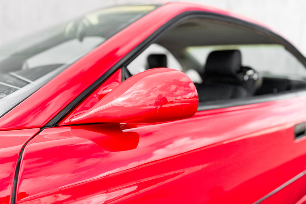 Detailaufnahme des Außenspiegels eines BMW 850Ci der Baureihe E31