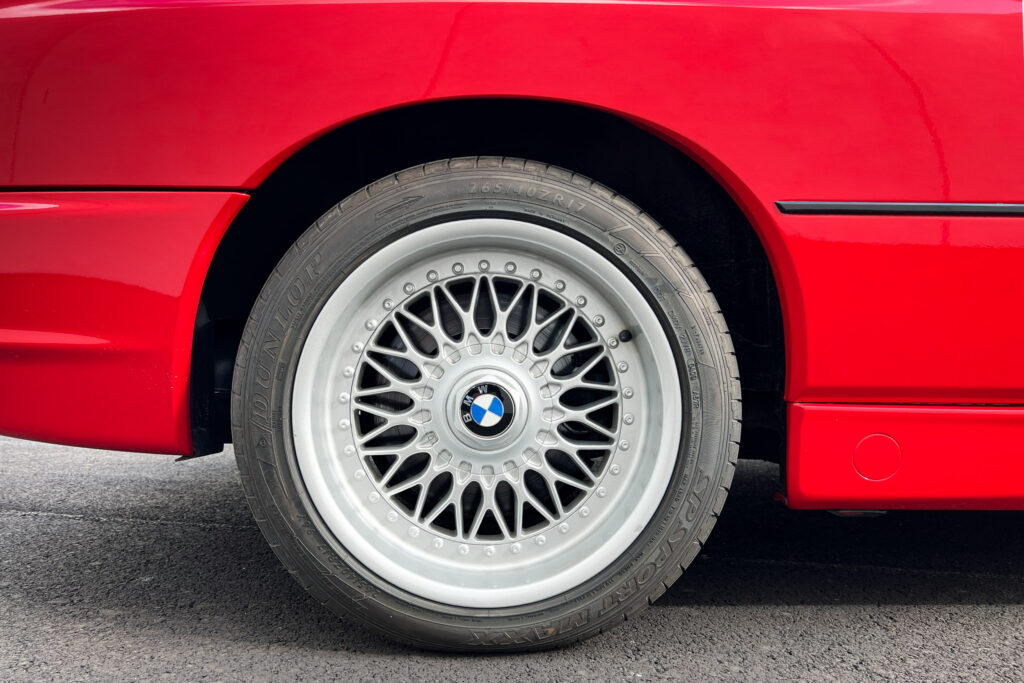 Hinterrad eines BMW 850Ci der Baureihe E31 mit BBS-Kreuzspeichenfelge