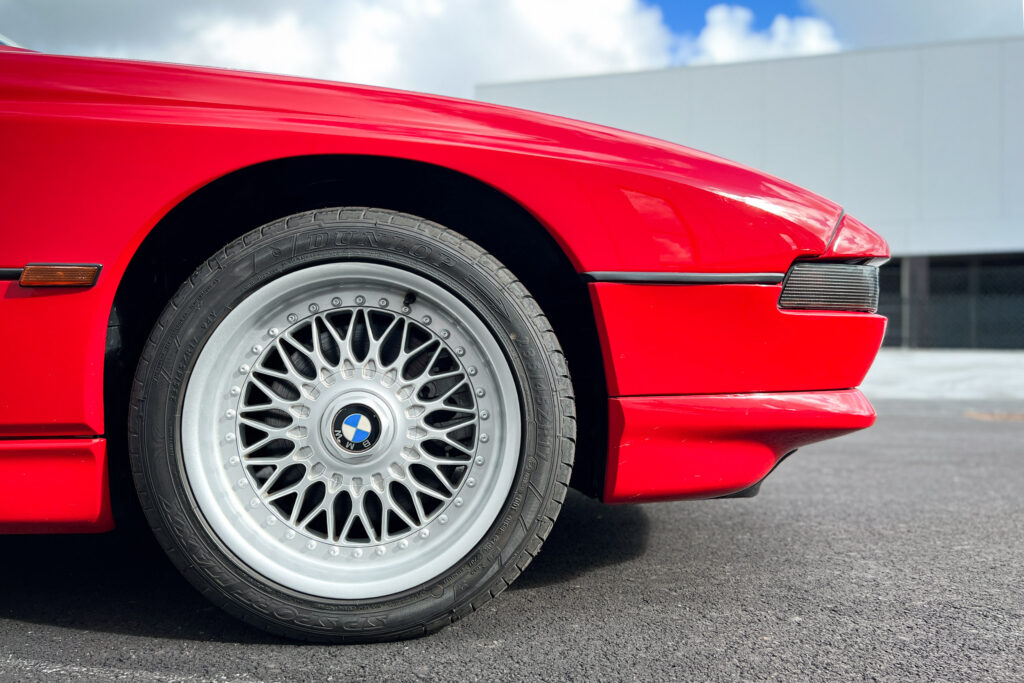 Vorderrad eines BMW 850Ci der Baureihe E31 mit BBS-Kreuzspeichenfelge