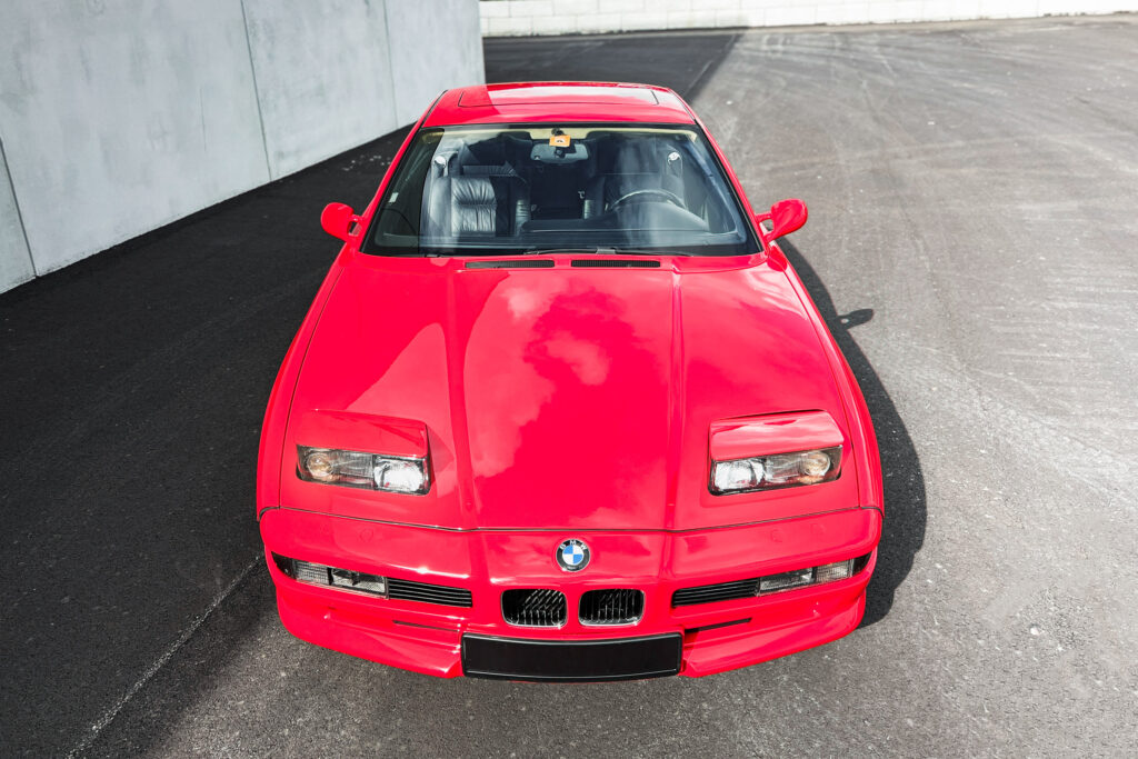 BMW 850Ci der Baureihe E31 in Rot, Frontpartie aus erhöhter Perspektive