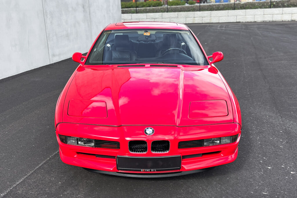 BMW 850Ci der Baureihe E31 in Rot, Frontansicht mit Doppelniere