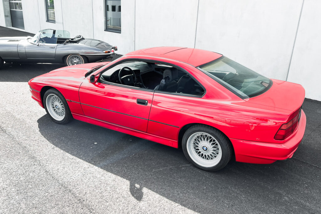 BMW 850Ci der Baureihe E31 in Rot aus erhöhter Perspektive von hinten links