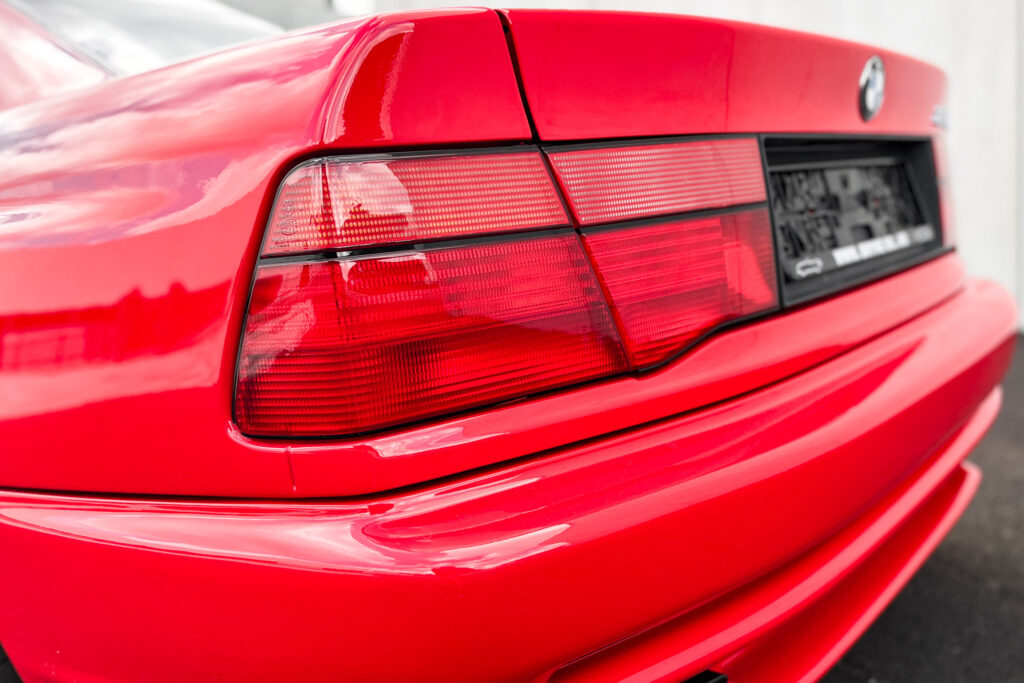 Detailaufnahme der Heckleuchte eines BMW 850Ci der Baureihe E31