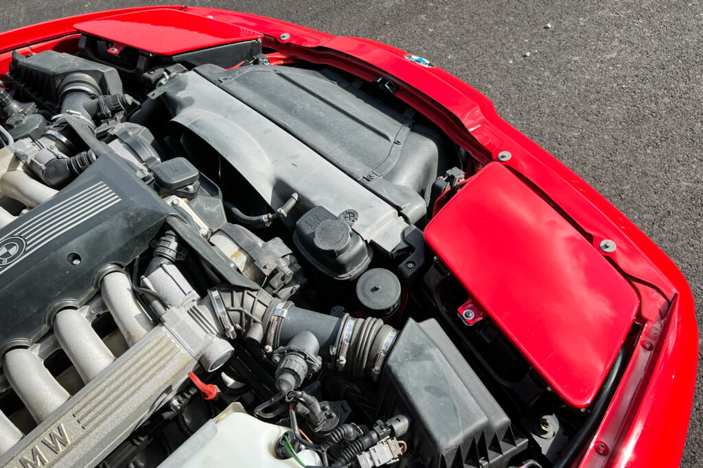 Detailaufnahme im Motorraum eines BMW 850Ci der Baureihe E31