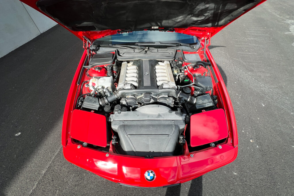 Motorraum eines BMW 850Ci der Baureihe E31 mit Zwölfzylinder