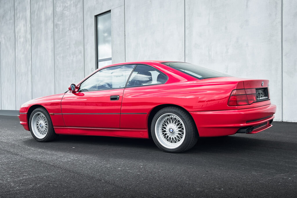 BMW 850Ci der Baureihe E31 in Rot, Heck von schräg links