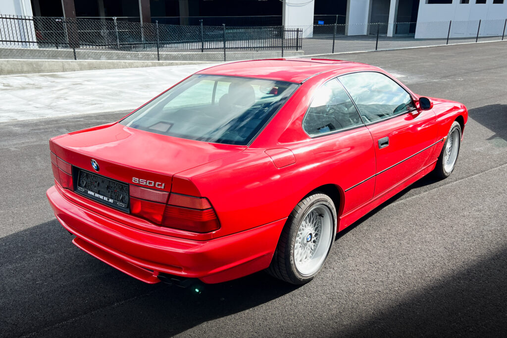 BMW 850Ci der Baureihe E31 in Rot, Heck von schräg rechts mit Typbezeichnung 850 Ci