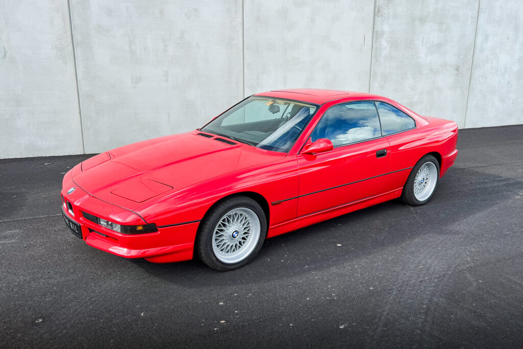 BMW 850Ci der Baureihe E31 in Rot, Ansicht von schräg vorn links
