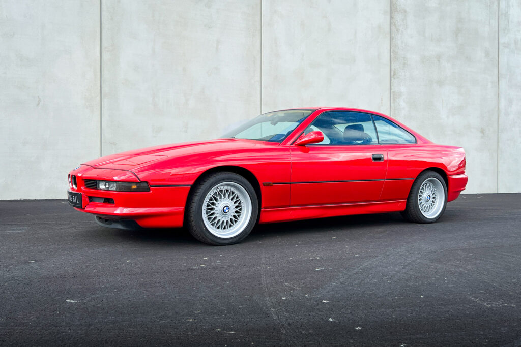 BMW 850Ci der Baureihe E31 in Rot, Dreiviertelansicht von vorn links