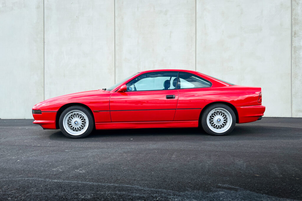 BMW 850Ci der Baureihe E31 in Rot, Seitenansicht in voller Länge