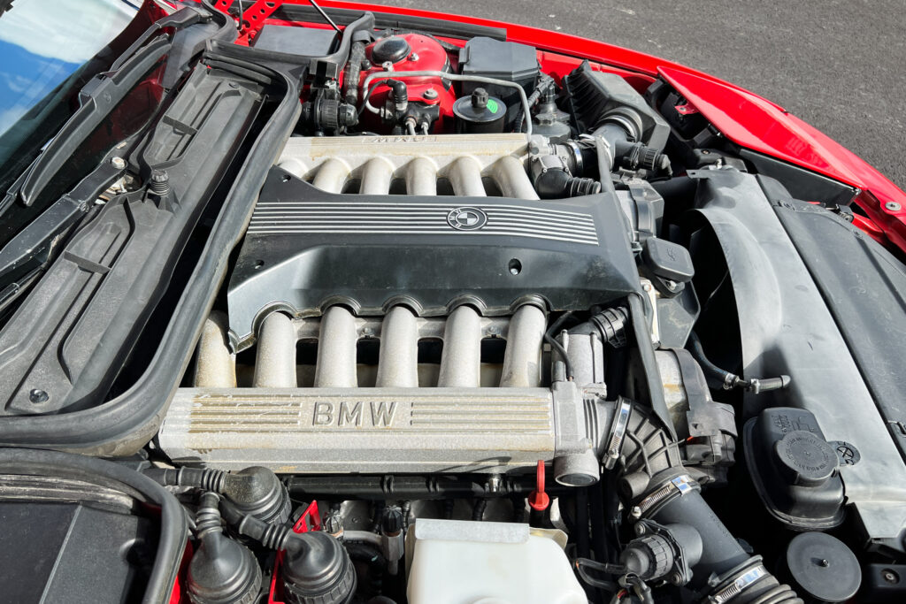 Zwölfzylindermotor eines BMW 850Ci der Baureihe E31 von oben