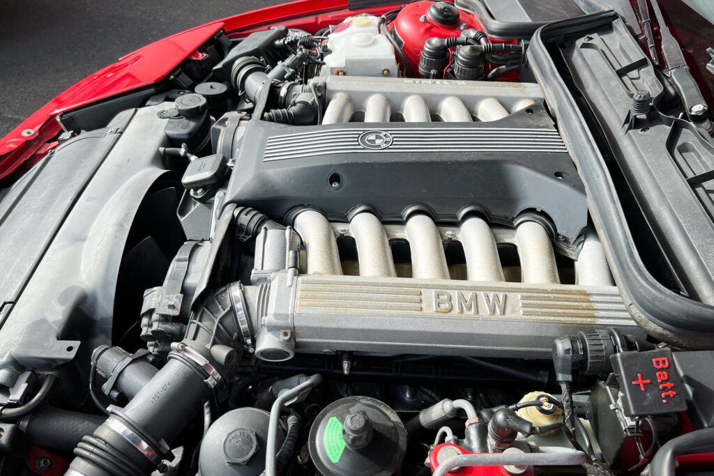 Ansaugbrücken und Zylinderbänke des Zwölfzylinders im BMW 850Ci der Baureihe E31