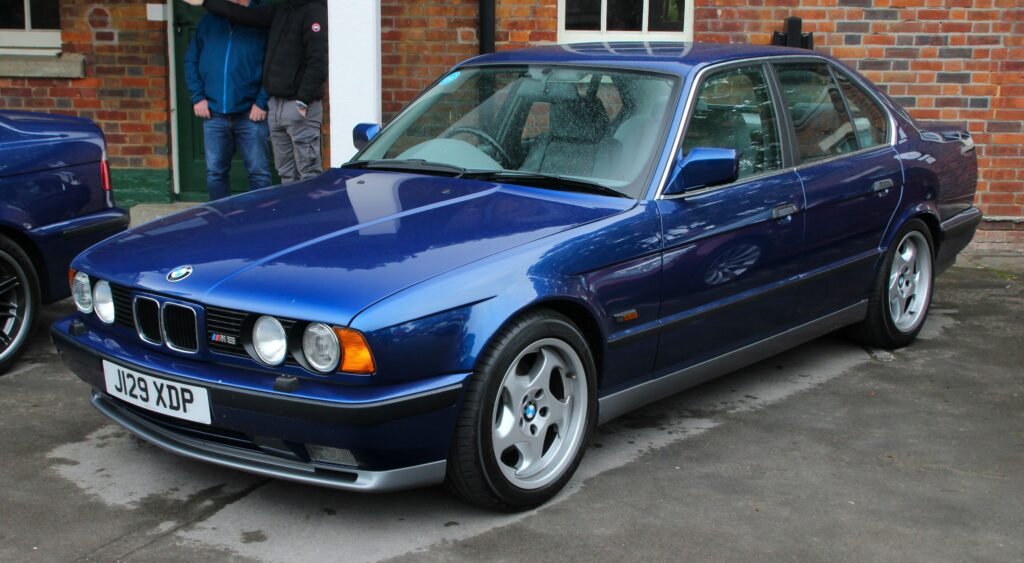 Blauer BMW M5 der Baureihe E34 von schräg vorn rechts