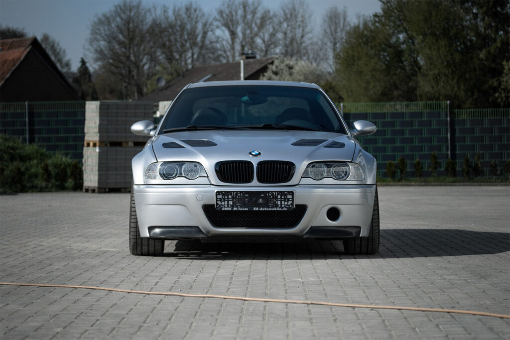 Frontansicht eines BMW M3 der Baureihe E46 mit Lufthutzen in der Motorhaube