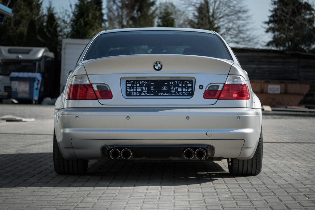 Heckansicht eines BMW M3 der Baureihe E46 mit dem typischen Doppel-Doppelrohr-Auspuff